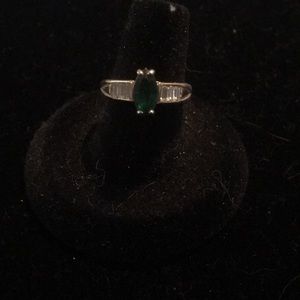 Emerald fashion ring